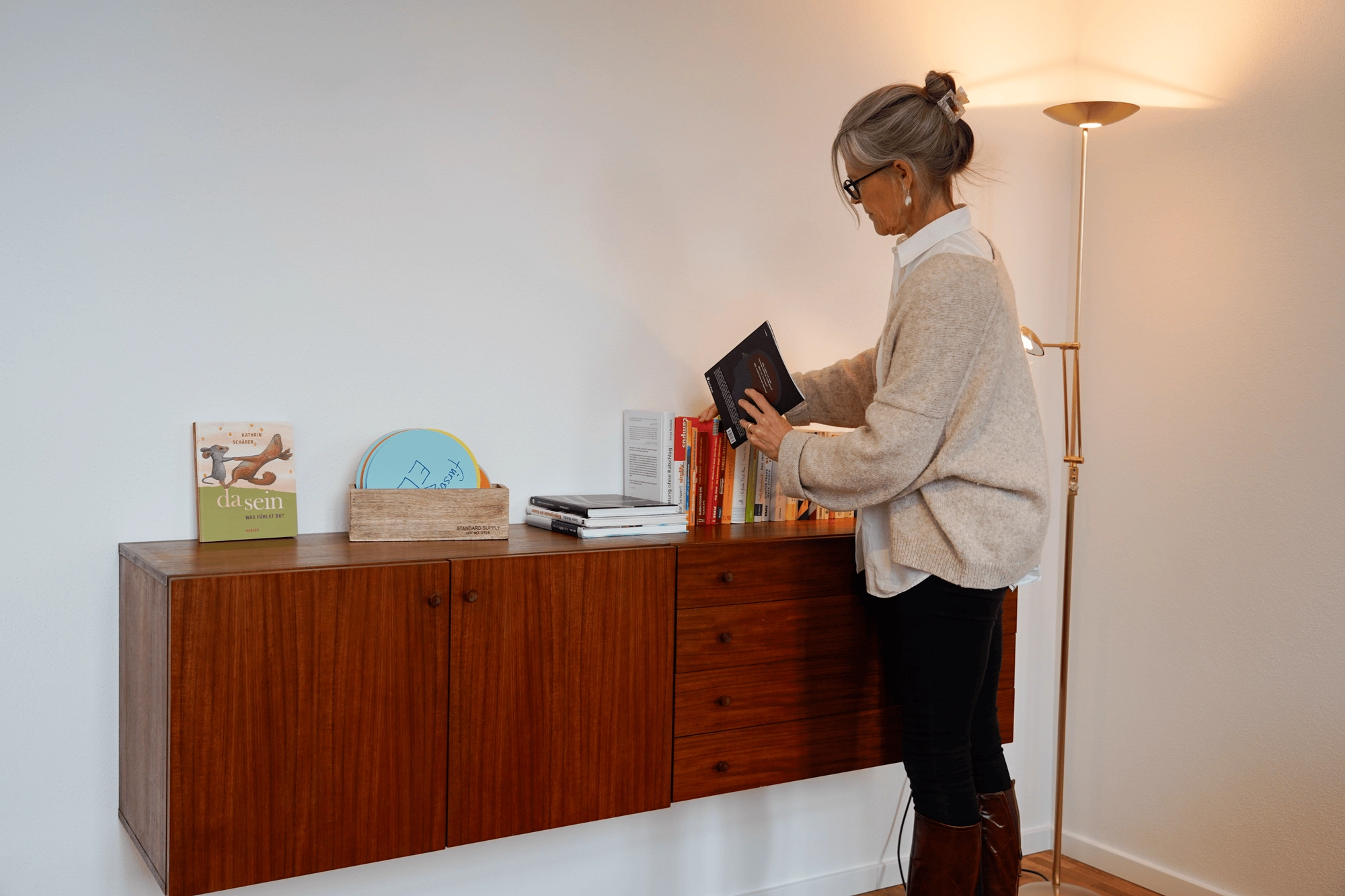 Heller Praxisraum mit Sesseln für Beratungsgespräche.