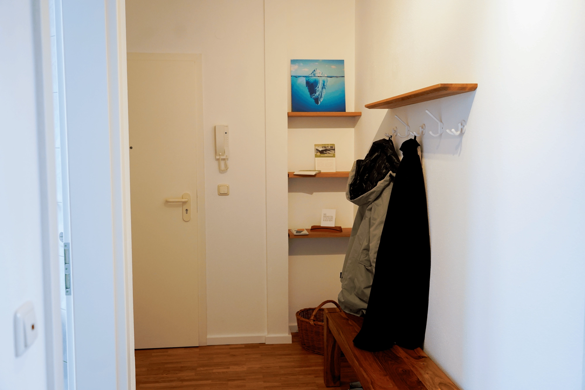 Praxisraum mit warmem Ambiente.